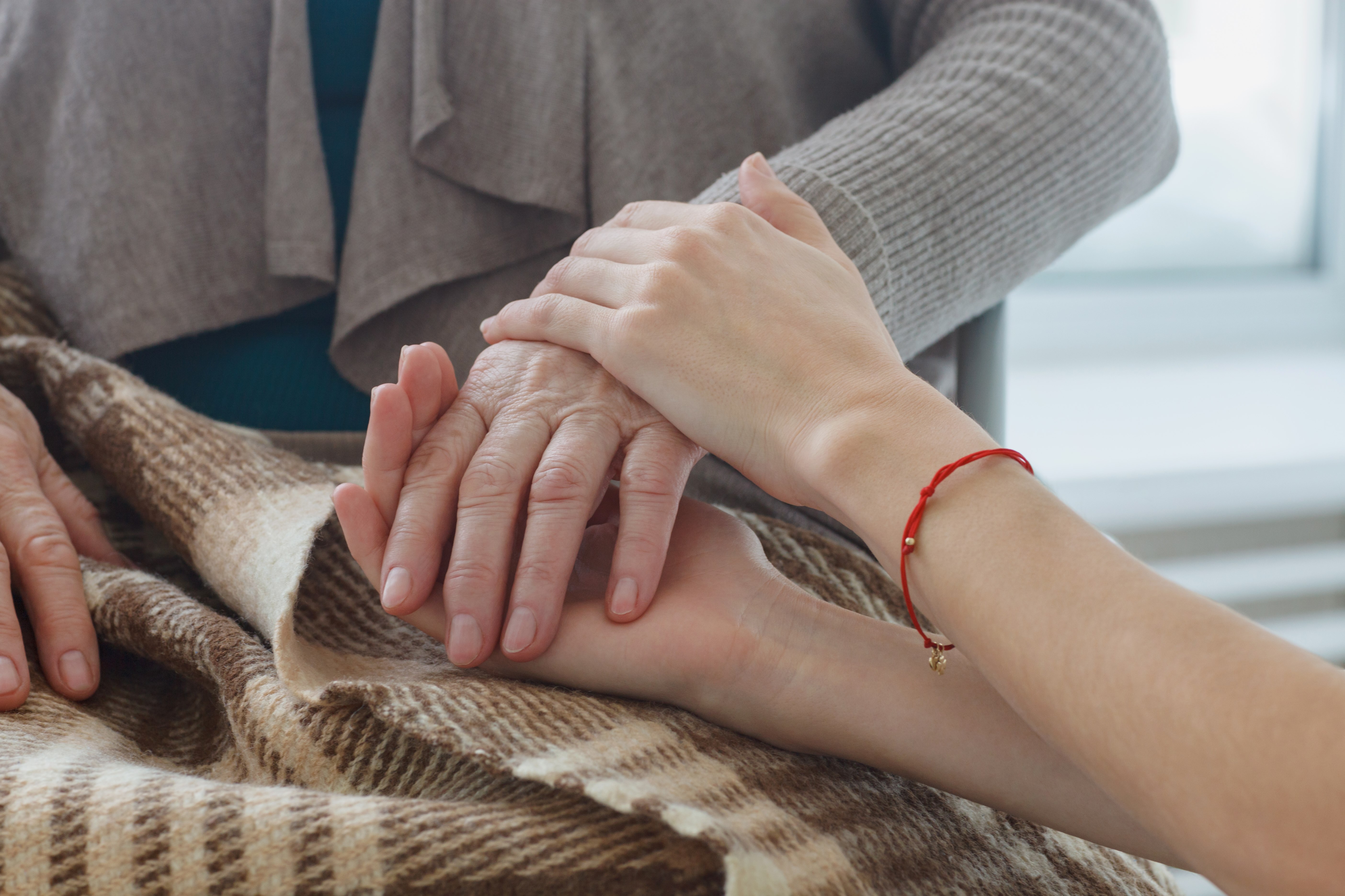 手を握り合うの画像